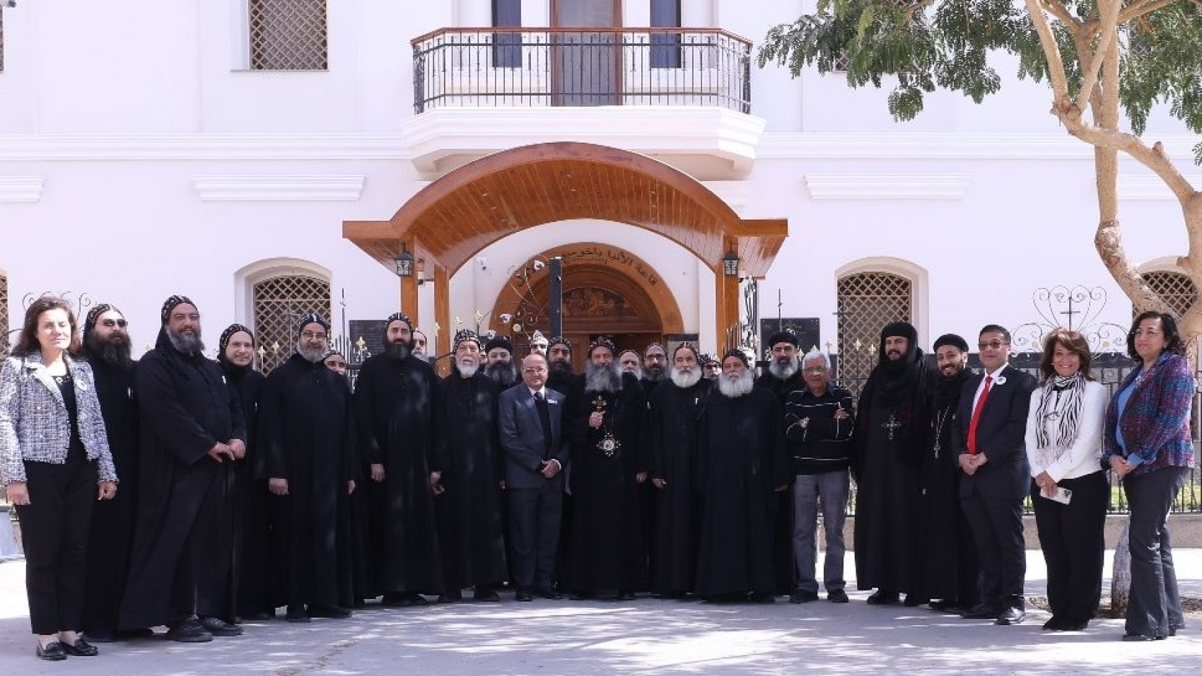 صورة جماعية مع الانبا بيجول المحرق