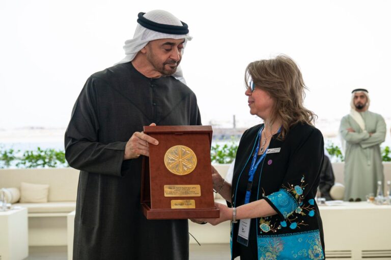 رئيس دولة الإمارات العربية المتحدة يكرم د.تنديار سمير( مديرة مؤسسة جوساب وعضو هيئة التدريس بالمعهد )